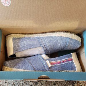 New with tag, Tom's shoes kids size 2